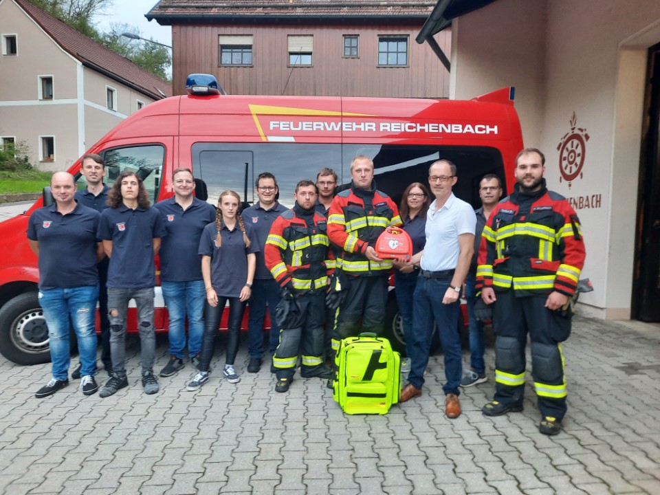 Projekt Herzklopfen – Die FFW Reichenbach bekommt einen Defibrillator überreicht